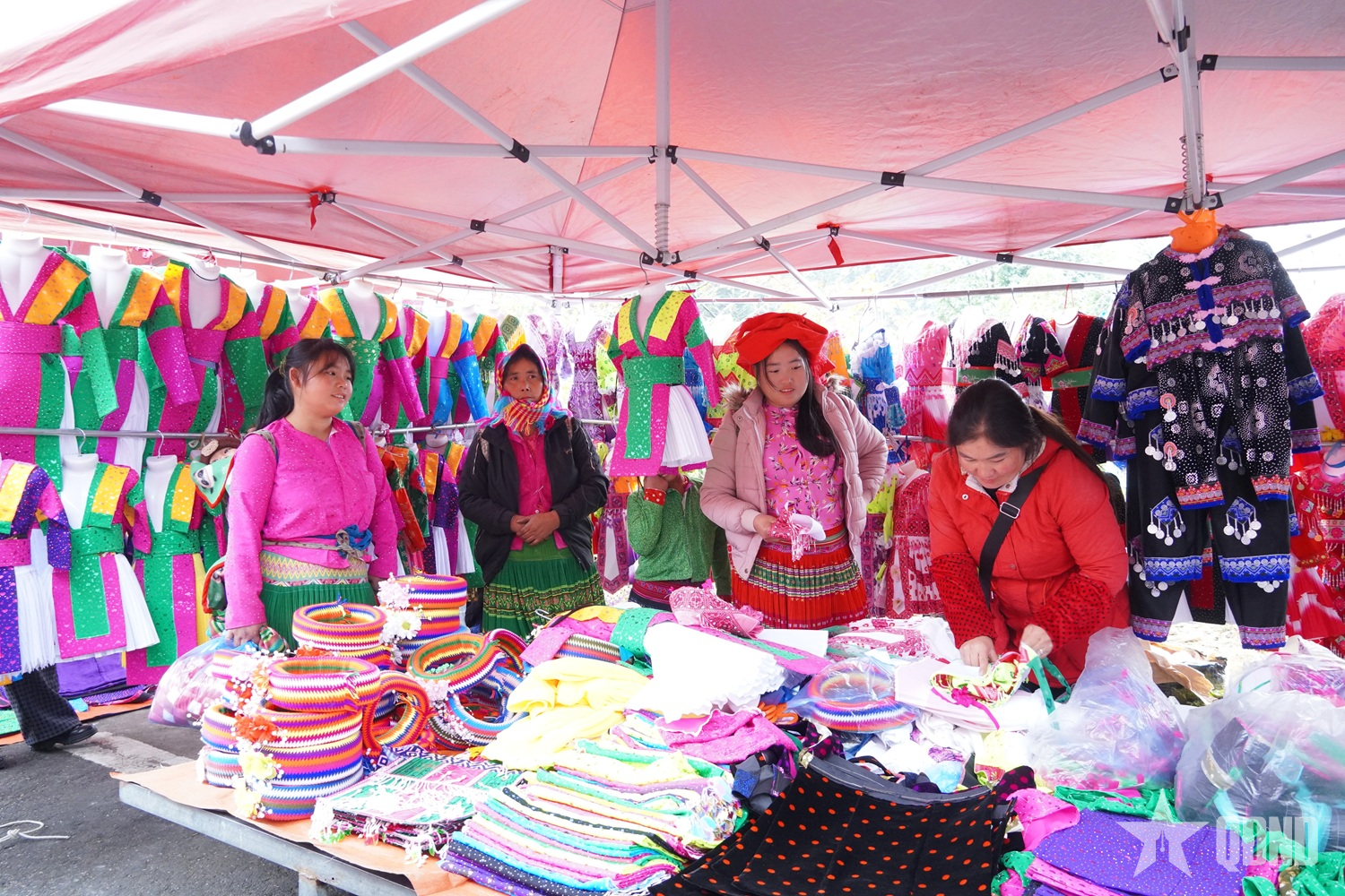 Sắc màu chợ phiên của đồng bào biên giới Tuyên Quang

